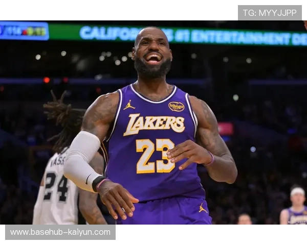 湖人客场大胜奇才期间,詹姆斯空接背扣点燃球队士气